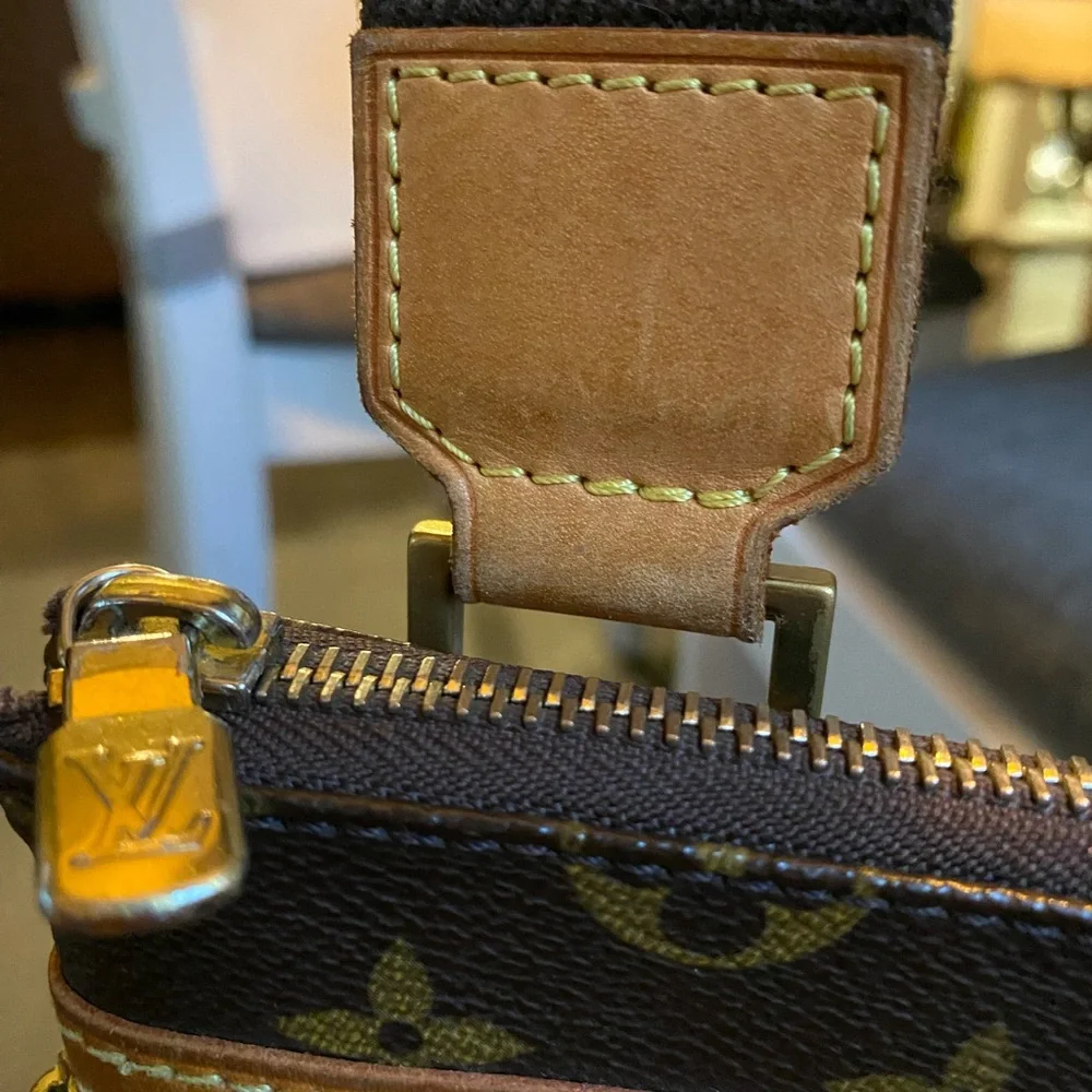 Brown Louis Vuitton crossbody purse - Picture 4 of 8